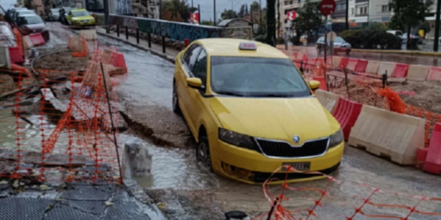 Υποχώρησε το οδόστρωμα και «κατάπιε» ταξί