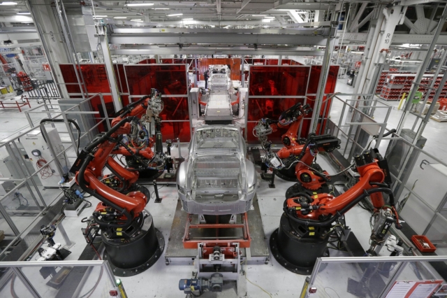 Ρομπότ της Tesla επιτέθηκε σε εργαζόμενο