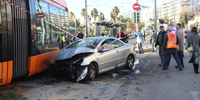 Παλαιό Φάληρο: ΙΧ παρέσυρε πεζούς κι έπεσε σε τραμ – Μία νεκρή, ένας τραυματίας