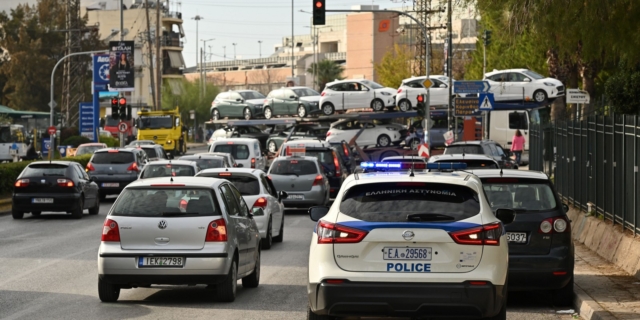 Τροχαίο στη Νίκαια στο οποίο ενεπλάκησαν ΙΧ, φορτηγό και σχολικό λεωφορείο