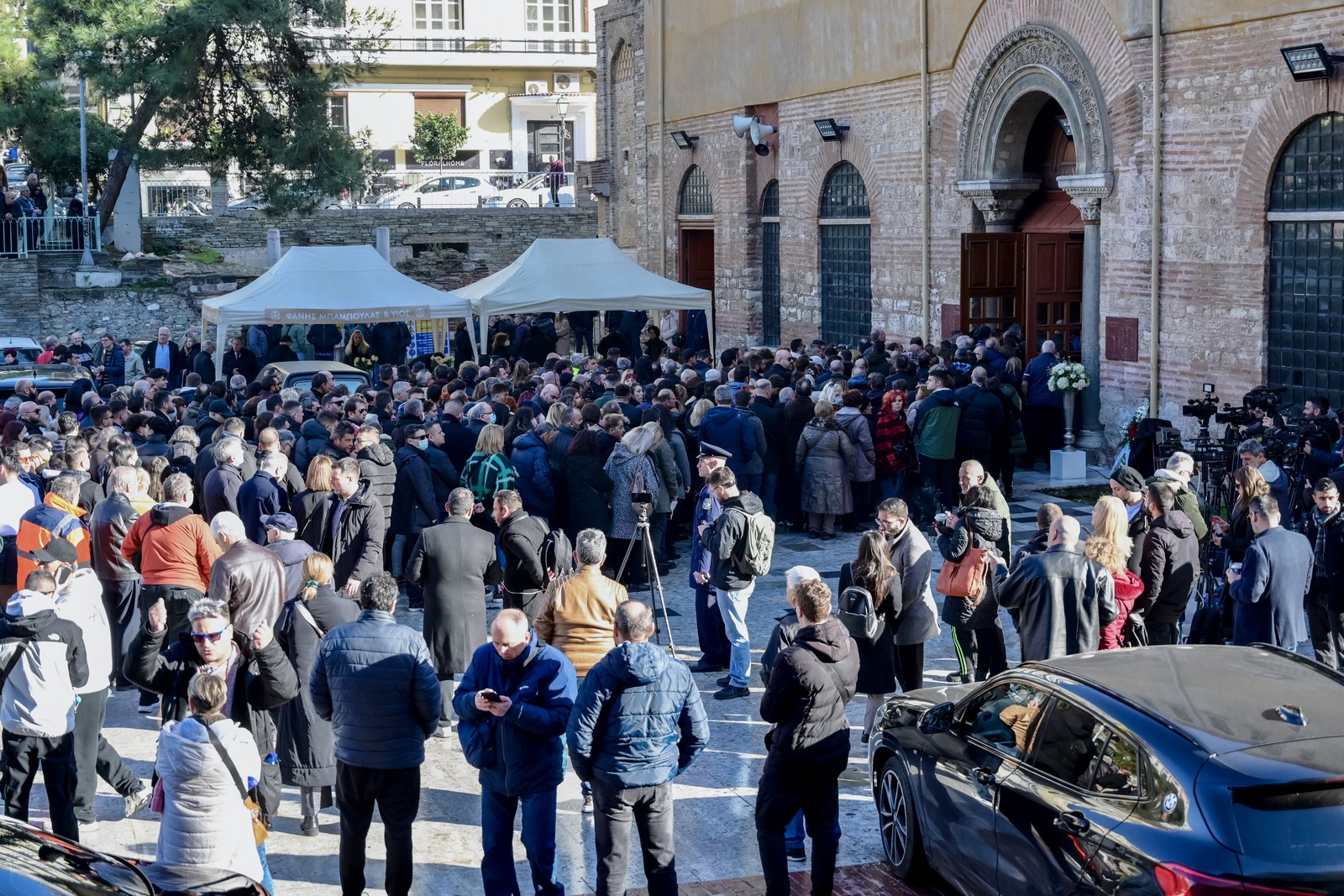 Σε λαϊκό προσκύνημα η σορός του Βασίλη Καρρά