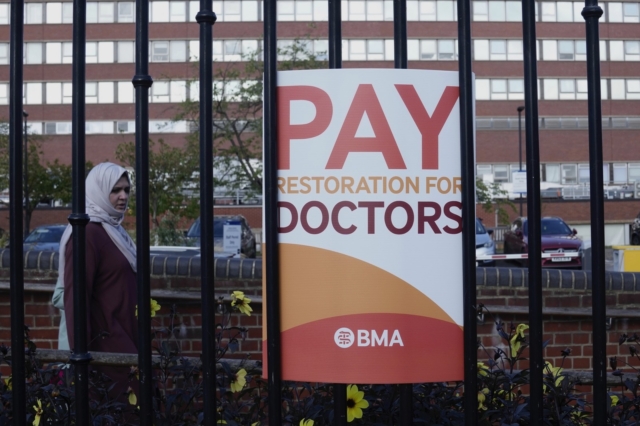 Βρετανία: Οι γιατροί απεργούν εν μέσω Χριστουγέννων – Διεκδικούν καλύτερες αμοιβές