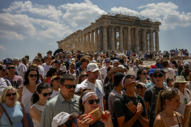 Τουρίστες στην Ακρόπολη