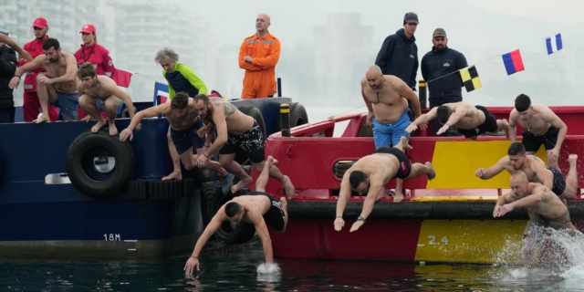 Θεοφάνεια: Εικόνες από τον “Αγιασμό των υδάτων” σε όλη την Ελλάδα