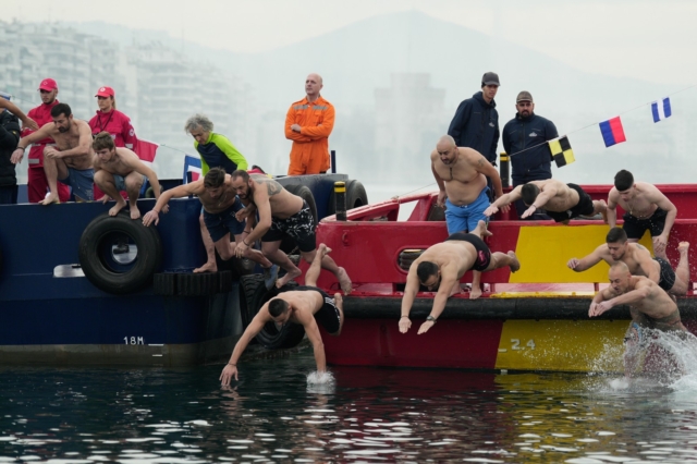 Θεοφάνεια: Εικόνες από τον “Αγιασμό των υδάτων” σε όλη την Ελλάδα