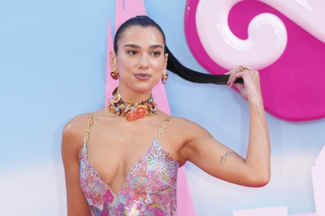 Dua Lipa: Υποδέχτηκε το 2024 με νέο λουκ – Αλλαγή “φωτιά” στα μαλλιά της