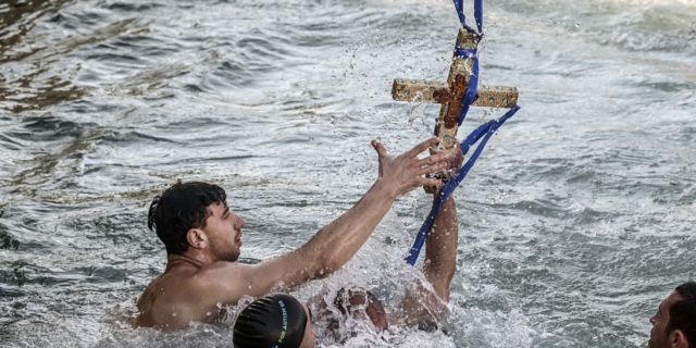 Γιατί στα Φώτα πετάμε τον τίμιο σταυρό σε νερά