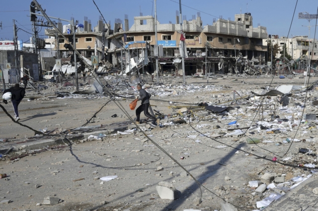 Το Ισραήλ βομβαρδίζει τη Χαν Γιούνις – Αισιοδοξία για “σοβαρές συνομιλίες” ανακωχής