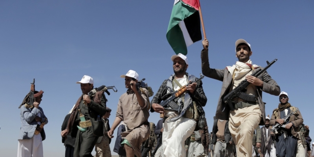 Μαχητές των Χούτι διαδηλώνουν κατά τη διάρκεια συγκέντρωσης υποστήριξης των Παλαιστινίων στη Λωρίδα της Γάζας και κατά των αμερικανικών επιδρομών στην Υεμένη έξω από τη Σαναά στις 22 Ιανουαρίου 2024