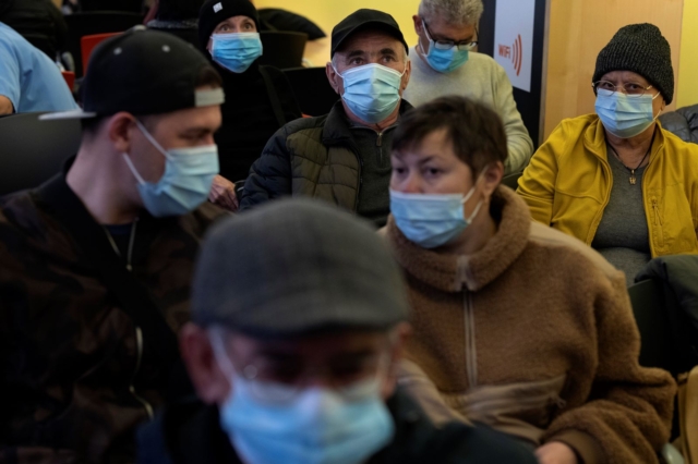 Άτομα που φορούν μάσκες σε νοσοκομείο στη Βαρκελώνη