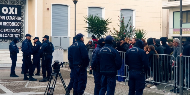 Συγγενείς και φίλοι του 31χρονου Μπάμπη έξω από τα δικαστήρια Μεσολογγίου