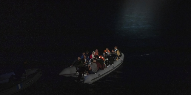 Μετανάστες σε βάρκα.
