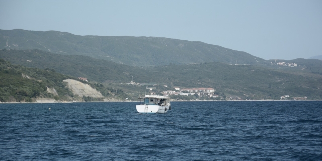 Ένα πλοίο στη θάλασσα στην Τρυπητή Χαλκιδικής.