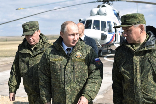 O Ρώσος πρόεδρος, Βλαντιμίρ Πούτιν, με αξιωματικούς του ρωσικού στρατού