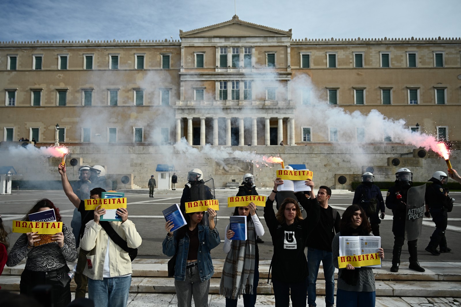 Συλλαλητήριο στην Αθήνα από φοιτητές, μαθητές και εκπαιδευτικούς ενάντια στο νομοσχέδιο για την δημιουργία ιδιωτικών πανεπιστημίων στην Ελλάδα.