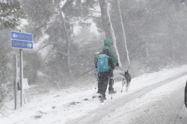 Κακοκαιρία: Χιόνια στην Πάρνηθα, προβλήματα στην επικράτεια – Πώς θα κινηθούν τα φαινόμενα