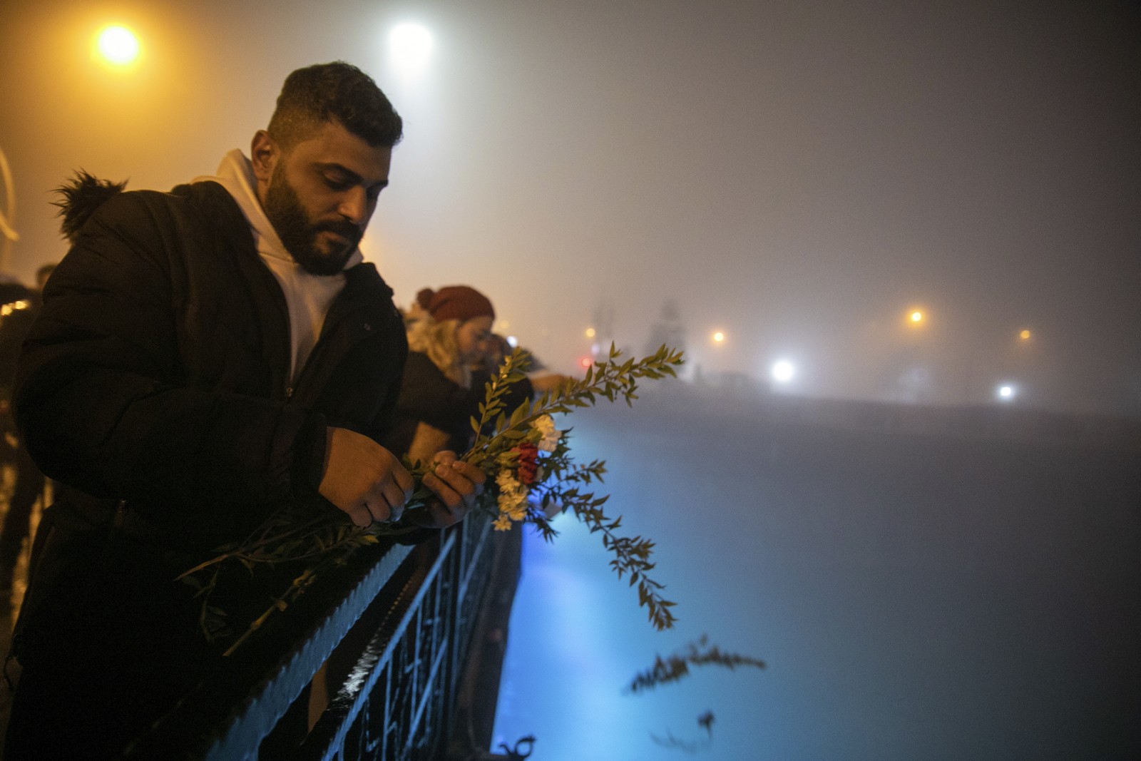 Κάτοικοι πετούν γαρύφαλλα στον ποταμό Ορόντη