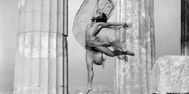 Η Ρωσίδα χορεύτρια Elizaveta (Lila) Nikolska στην Ακρόπολη, Νοέμβριος 1930- Έλλη Σουγιουλτζόγλου-Σεραϊδάρη (Nelly’s)