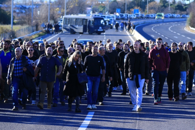 Αγρότες απέκλεισαν την Εθνική Οδό