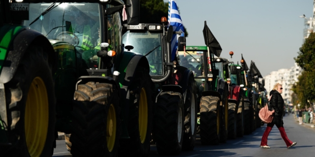 Η στρατηγική της κυβέρνησης για να “ξεμπλοκάρει” τους γαλάζιους αγρότες