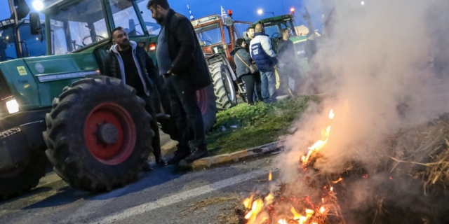 Αγρότες: Απέκλεισαν τον Πλατύκαμπο – Κλείνουν τα σύνορα την Παρασκευή