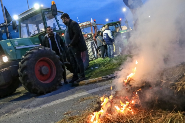 Αγρότες: Απέκλεισαν τον Πλατύκαμπο – Κλείνουν τα σύνορα την Παρασκευή