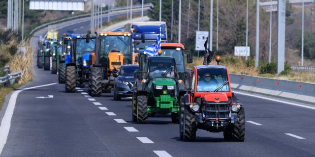 Αγρότες έκλεισαν την Εθνική Οδό Αθηνών – Λαμίας στο Κάστρο Βοιωτίας