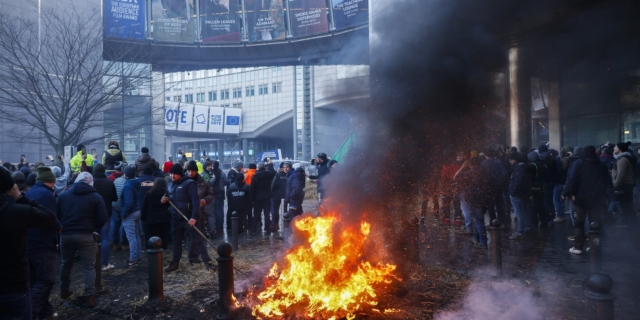 Φωτιές, πέτρες και συνθήματα από αγρότες εν όψει της Συνόδου Κορυφής