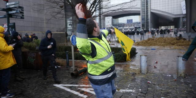 Κομβόι με εκατοντάδες οργισμένους αγρότες στις Βρυξέλλες