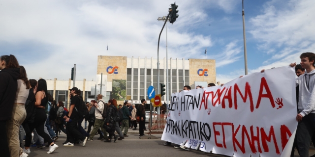 Διαμαρτυρία έξω από τον ΟΣΕ στη Θεσσαλονίκη για την Τραγωδία στα Τέμπη