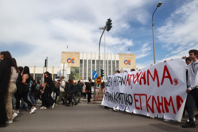 Διαμαρτυρία έξω από τον ΟΣΕ στη Θεσσαλονίκη για την Τραγωδία στα Τέμπη