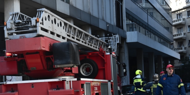 Βόμβα στη Σταδίου: Παρατημένη μοτοσυκλέτα εξετάζεται ως το όχημα διαφυγής των δραστών