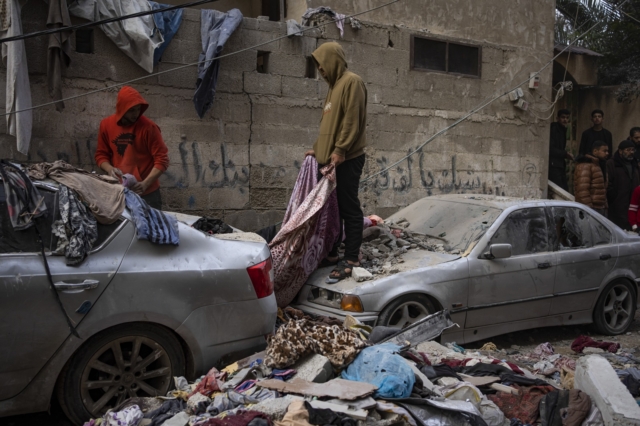 Παλαιστίνιοι στα χαλάσματα, μετά τον βομβαρδισμό της Ράφα