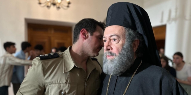 Ο Γρηγόρης Βαλτινός στον ρόλο του Αρχιεπίσκοπου Μακάριου στο "Famagusta"