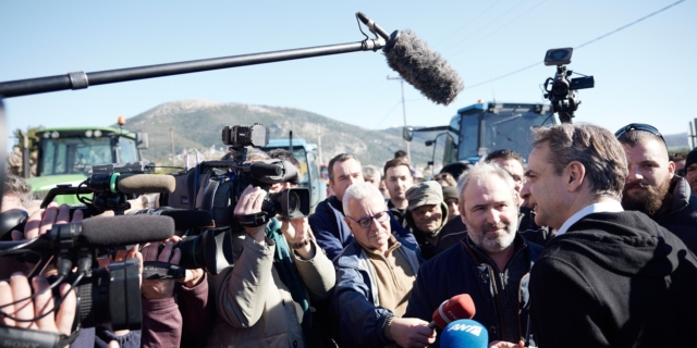 Ο Κυριάκος Μητσοτάκης συνομιλεί με αγρότες