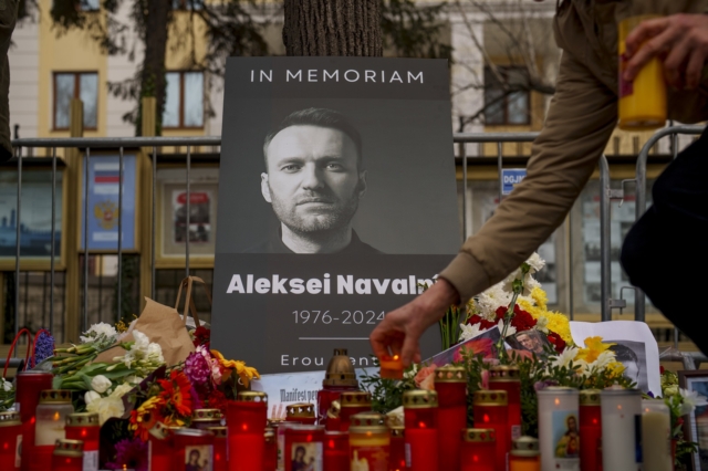 Λουλούδια και κεριά στη μνήμη του Αλεξέι Ναβάλνι