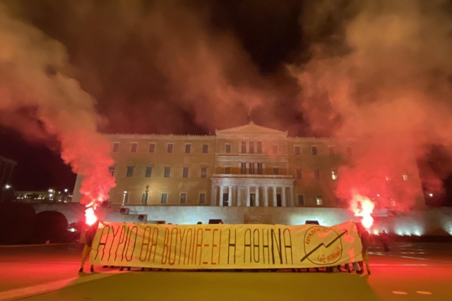 Διαμαρτυρία φοιτητών στο μνημείο του Άγνωστου Στρατιώτη