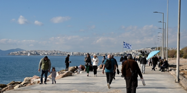 Άνθρωποι περπατούν σε παραλία της πρωτεύουσας στις 14 Ιανουαρίου