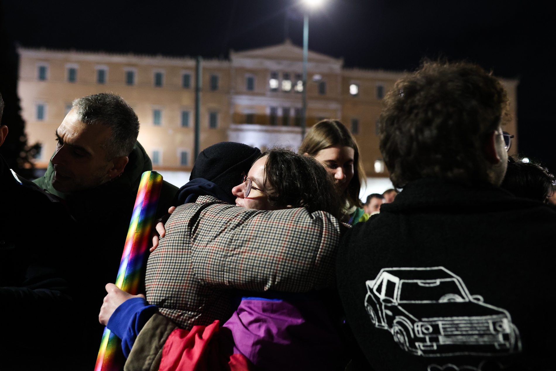 Κόσμος έξω από τη Βουλή κατά τη ψήφιση του νομοσχεδίου για τα ομόφυλα ζευγάρια