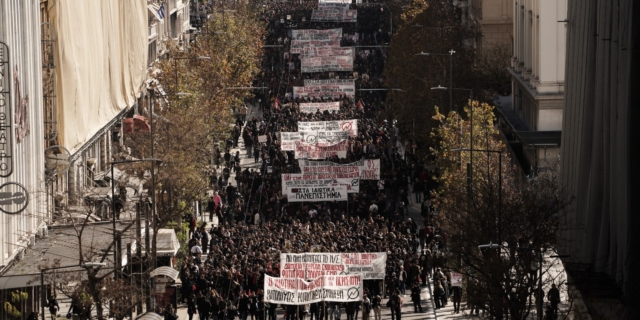 Φοιτητές διαδηλώνουν κατά του νομοσχεδίου για την ίδρυση μη κρατικών πανεπιστημίων που προωθεί η κυβέρνηση, στην Αθήνα