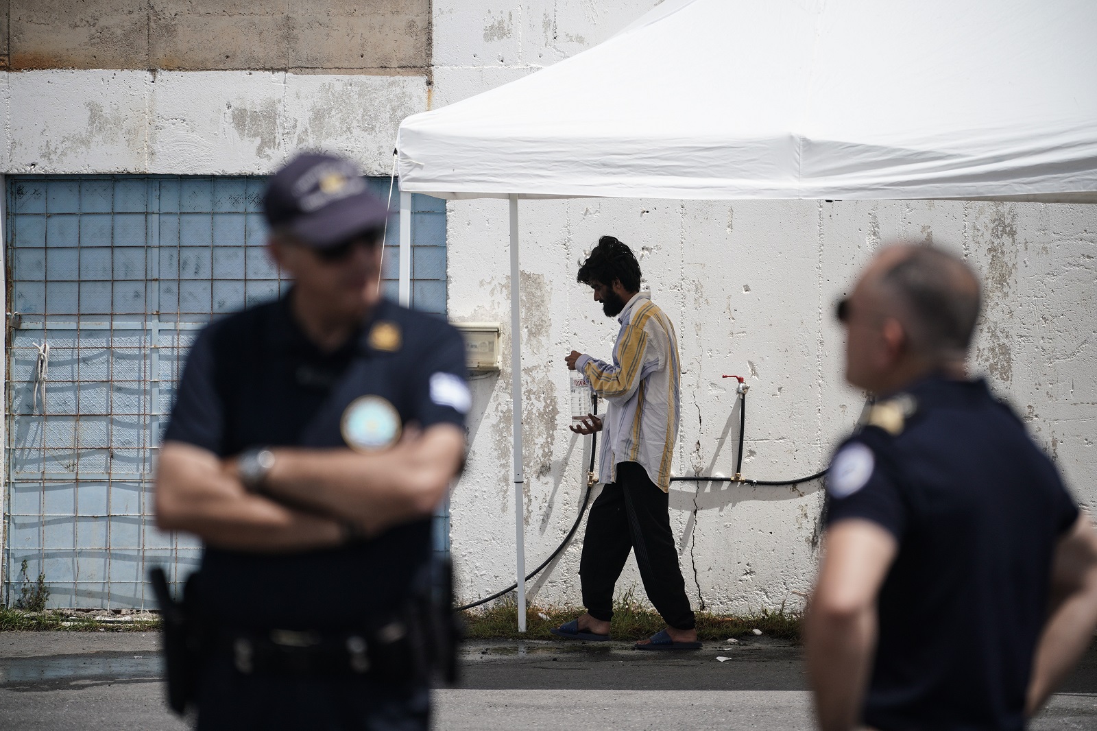 Επιζώντες του πολύνεκρου ναυαγίου ανοιχτά της Πύλου, στο λιμάνι της Καλαμάτας