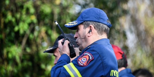 Έρευνες των πυροσβεστών της ΕΜΑΚ και της Αστυνομίας για τον εντοπισμό του ζευγαριού που επέβαινε στο αυτοκίνητο το οποίο και παρασύρθηκε από τα ορμητικά νερά χειμάρρου στην είσοδο της κοινότητας Πλουτοχωρίου του Δήμου Ανδρίτσαινας - Κρεστένων, Τρίτη 16 Ιανουαρίου 2024.