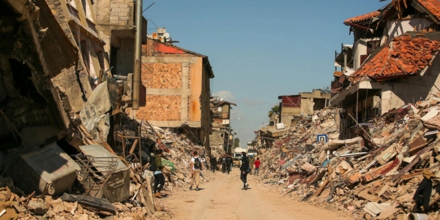 Aνάμεσα στα ερείπια κατεστραμμένων κτιρίων λίγο μετά τους σεισμούς που έπληξαν την περιοχή Hatay στην Τουρκία