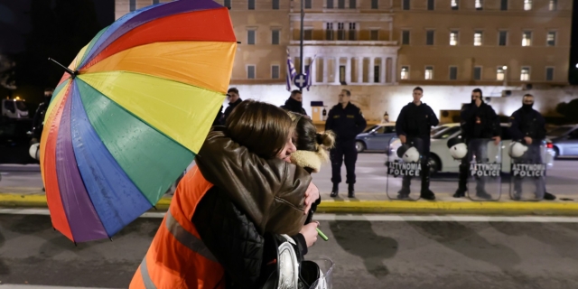 Πανηγυρισμοί στο Σύνταγμα για το νομοσχέδιο