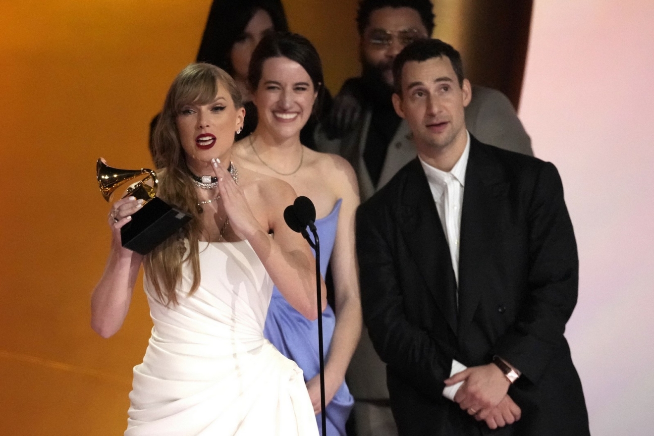 Η Taylor Swift παραλαμβάνει το βραβείο Grammy για το άλμπουμ της χρονιάς "MIdnights"..