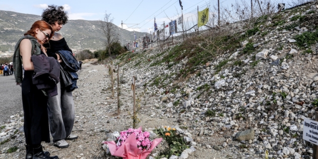 Λουλούδια στο σημείο του δυστυχήματος στα Τέμπη