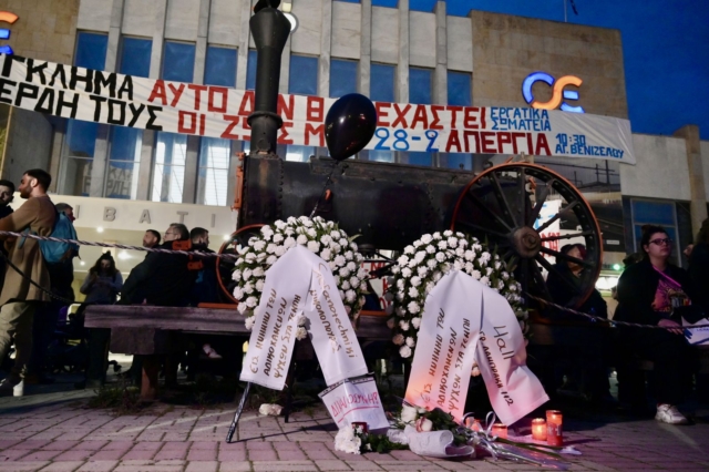 Τέμπη: Πλήθος κόσμου στη διαδήλωση έξω από τον ΟΣΕ στη Θεσσαλονίκη