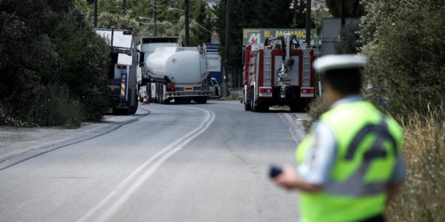 Ανατροπή βυτιοφόρου στη Δραπετσώνα