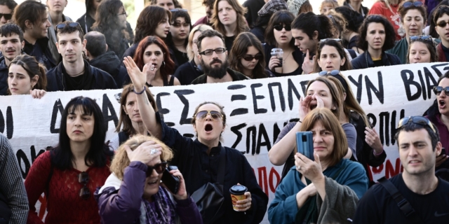 Πλήθος κόσμου που βρισκόταν έξω από το δικαστήριο ξέσπασε σε χειροκροτήματα στο άκουσμα της απόφασης