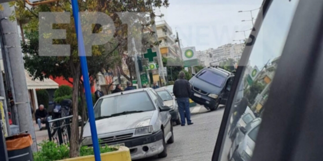 Απίστευτο τροχαίο στο Γαλάτσι: ΙΧ καβάλησε παρκαρισμένα αυτοκίνητα